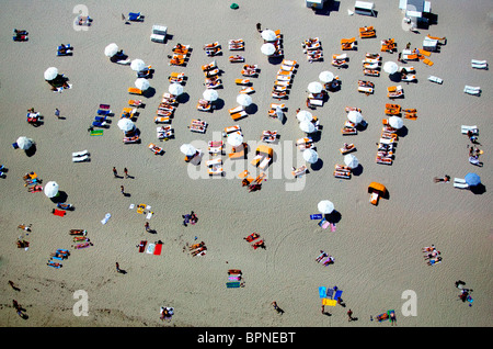 Baigneurs à resort beach pendant l'été chaud en Floride Banque D'Images