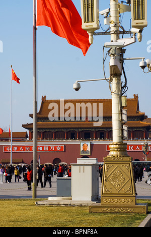 Un drapeau rouge vole au-dessus de la caméra de sécurité à l'extérieur de la porte de la paix céleste sur la Place Tiananmen, à Beijing, Chine, Asie. Banque D'Images