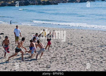 Jeu informel de beach rugby sur la plage de Mt Maunganui, Tauranga, Nouvelle-Zélande Banque D'Images