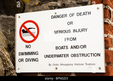 Inscrivez-vous sur Mevagissey mur du port Mise en garde contre les dangers de la baignade ou la plongée autour de bateaux, Cornwall, England, UK Banque D'Images