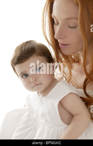 Maman et bébé dans l'amour hug over white background studio Banque D'Images