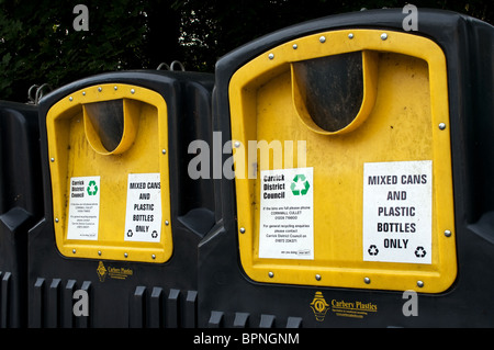 Les bacs de recyclage pour les boîtes de conserve et les bouteilles en plastique, uk Banque D'Images