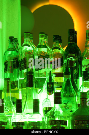 Neon-éclairé de l'alcool dans un bar à cocktails Banque D'Images