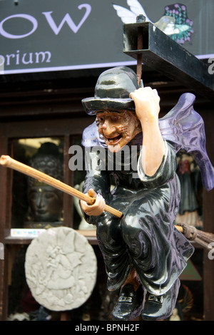 Halloween sorcière volant sur un balai accroché à l'extérieur d'une vitrine à Cornwall, England, UK Banque D'Images