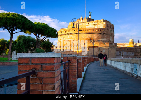 Couple en train de marcher le long de la voie près de Castel Sant'Angelo à Rome, Latium Italie Banque D'Images