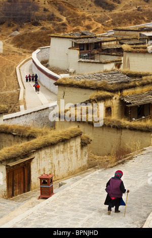 Femme locale retour d'une journée de travail autour du monastère tibétain songzanlin, shangri-la, (Zhongdian - Diqing), Yunnan, Chine Banque D'Images