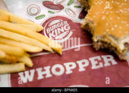 Un Burger King Whopper repas de valeur avec boisson et frites. Banque D'Images