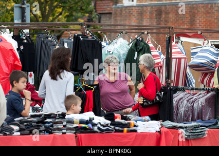 Les étals de marché et les commerçants à Glastonbury town square Banque D'Images