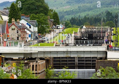 Une série d'écluses sur le canal calédonien à Fort Augustus avec le pont tournant de la route. Banque D'Images