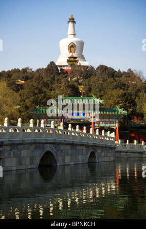 La Pagode Bai Ta (blanc) de Beihai Park, au nord-ouest de Beijing, Chine. Banque D'Images