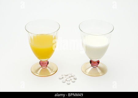 Sources de vitamine D : lait, jus d'orange et des suppléments. Banque D'Images