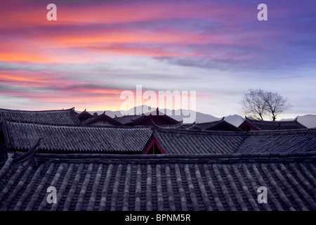 Le soleil se lève sur les toits,ville historique de Lijiang, Site du patrimoine mondial de l'UNESCO, Yunnan Province, République populaire de Chine,Asia Banque D'Images