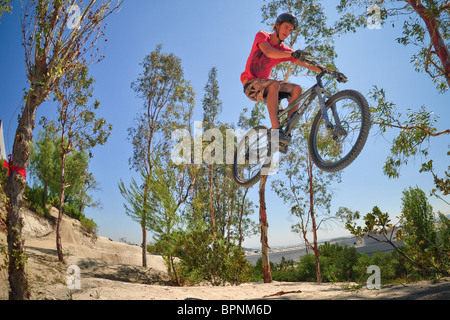 Équitation et vtt bmx Oakley à la piste dirt jump Banque D'Images