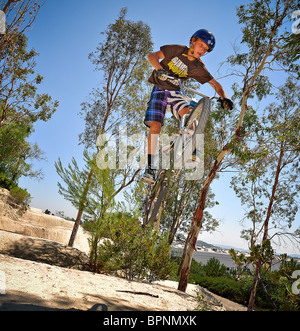 Équitation et vtt bmx Oakley à la piste dirt jump Banque D'Images