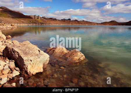 Ciel d'automne reflètent dans les eaux vert émeraude du lac d'Graenavatn sur le sud-ouest de l'Islande de Pensinsula Reykjanes Banque D'Images