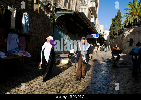 Les Palestiniens marchant dans les rues du quartier musulman de la vieille ville de Jérusalem. Banque D'Images