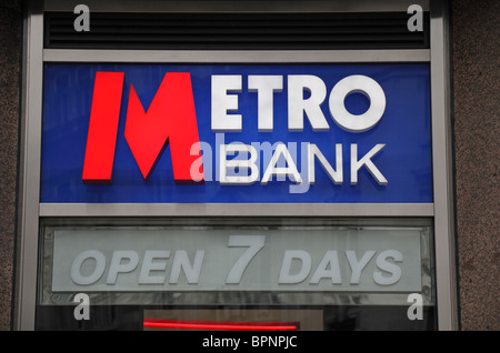 Le métro le logo de la Banque à la première succursale britannique dans la région de High Holborn, London, UK. Banque D'Images