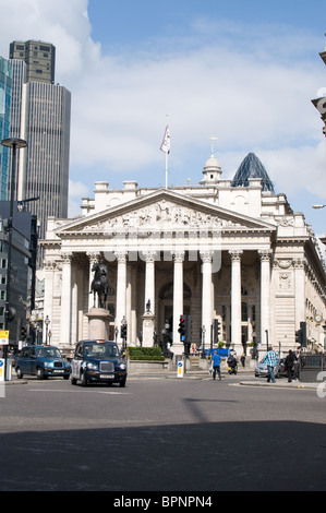 Un taxi noir passe devant le Royal Exchange situé dans la ville de Londres à côté de la Banque d'Angleterre. Banque D'Images