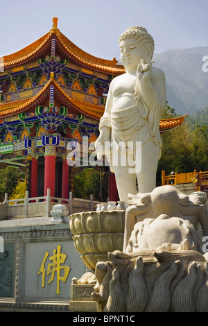 Statue de Bouddha dans le temple Chongsheng avec dragon, Dali, Yunnan Province, République populaire de Chine, l'Asie Banque D'Images