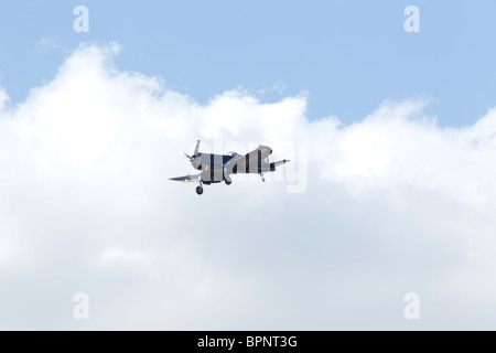 Un Vought F4U Corsair voler dans un air afficher Banque D'Images