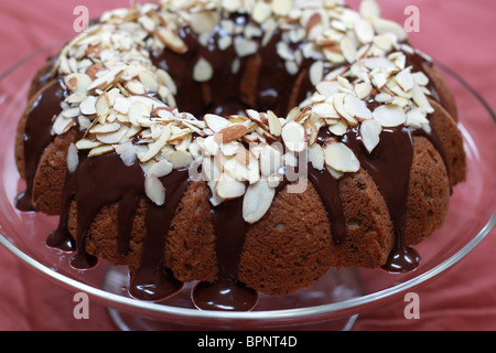 Une amande de coco gâteau bundt. Banque D'Images