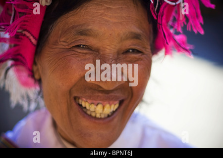 Une femme chinoise dans une coiffe rose à Dali, Yunnan, Chine la provence. L'Asie. Banque D'Images