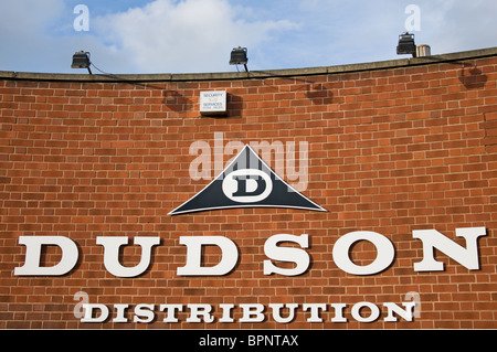 Distribution Dudson signe sur mur Burslem Stoke-on-Trent, Royaume-Uni Banque D'Images