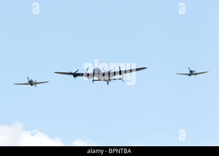 Le vol commémoratif de la RAF avec l'Avro Lancaster Supermarine Spitfire et le Hawker Hurricane Banque D'Images