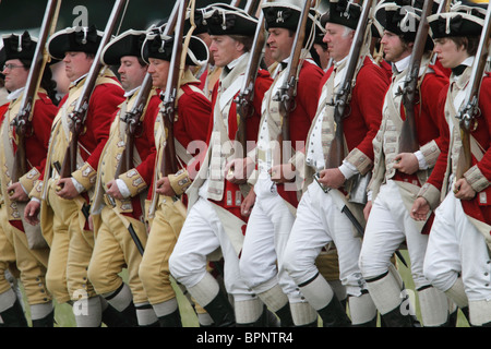 Redcoats de la guerre d'Indépendance américaine 1775 - 1783. Brown Bess, fusils à silex de chargement par la bouche des alésages lisses de l'histoire du Festival 2010, Kelmarsh Hall, le Northamptonshire. Re-anactors revivez l'histoire de l'Angleterre de l'époque romaine à la Seconde Guerre mondiale Banque D'Images