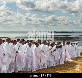 Les membres de la congrégation des apôtres de l'Église du Jubilé de Muchinjikwa sur plage à Southend Banque D'Images