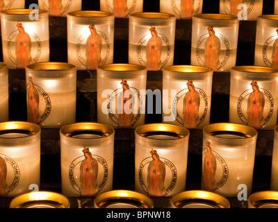 Bougies dans la Cathédrale Notre Dame, Paris Banque D'Images