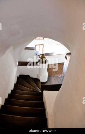 Escaliers intérieurs au Château de Bran également connu sous le nom de château de Dracula en Roumanie. Banque D'Images