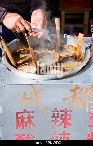 Un chinois fait des portions de nouilles dans un marché à Xian, Shaanxi provence. La Chine. L'Asie. 2010 Banque D'Images