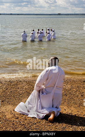 Les membres de la congrégation des apôtres de l'Église pour Muchinjikwa la préparation d'un baptême dans la Tamise Banque D'Images