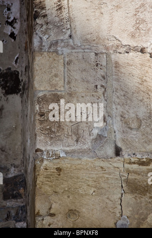 Le légendaire écrit sur le mur de château Corvins en Hunedoara, Roumanie. Banque D'Images