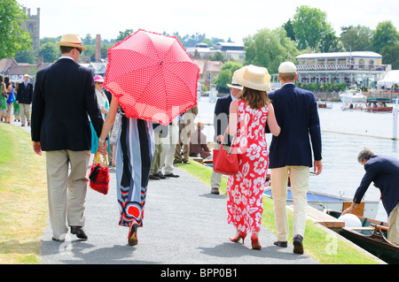 Des personnes élégantes et bien habillées se promenant le long de la Tamise à l'intérieur de l'enceinte des stewards, Henley Royal Regatta, Henley-on-Thames, Angleterre Banque D'Images