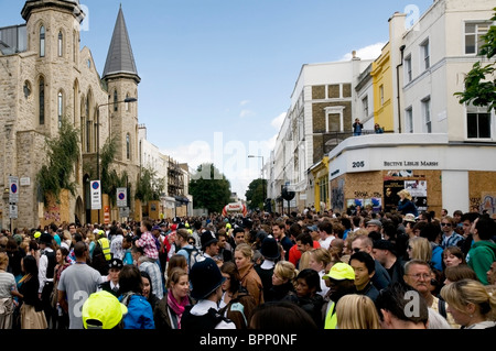 Les Anglais, les foule, gardes de sécurité et de police de Londres ensemble à Notting Hill Carnival 2010, Londres, Angleterre, Royaume-Uni, l'UNION EUROPÉENNE Banque D'Images