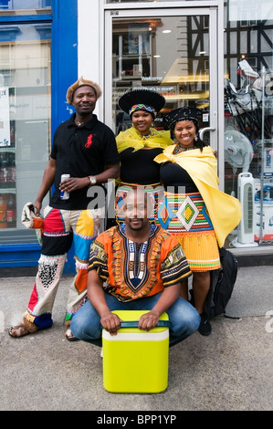 Portrait de quatre amis africains prêts pour pique-nique à Notting Hill Carnival 2010, Londres, Angleterre, Royaume-Uni, Europe, UNION EUROPÉENNE Banque D'Images