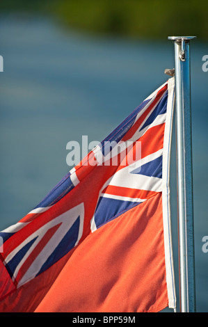 Red Ensign sur l'arrière du petit bateau Banque D'Images