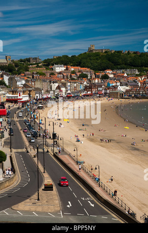 Regardant vers le bas de la route littorale à Scarborough en été Banque D'Images