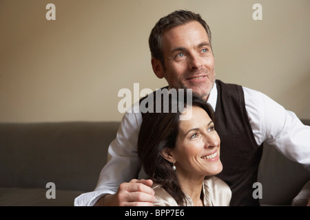 Couple sitting on couch Banque D'Images