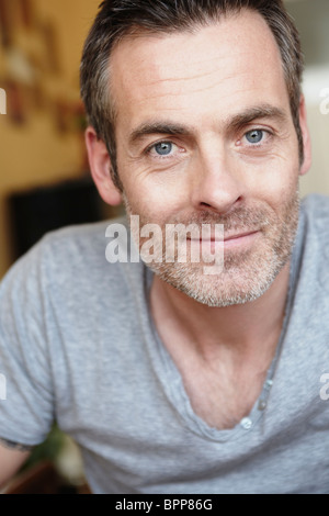 Man looking at camera close up Banque D'Images