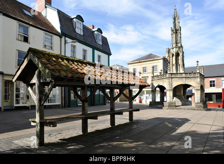 Shepton Mallet Centre ville à la recherche de la ruine, en regardant vers la croix du marché. Banque D'Images