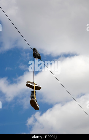 Câble d'alimentation de chaussures à roulettes - les jeter là-haut Banque D'Images