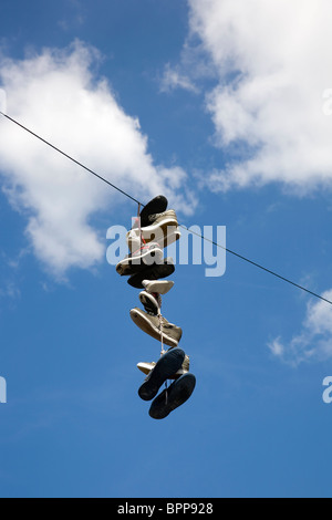 Câble d'alimentation de chaussures à roulettes - les jeter là-haut Banque D'Images