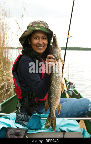 Une fille avec un grand brochet, Esox lucius, pris dans le lac Vansjø en Østfold, Norvège. Vansjø est une partie de l'eau appelé système Morsavassdraget. Banque D'Images