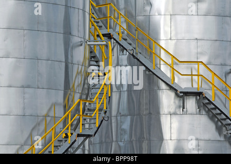 Escaliers sur réservoir de gaz Banque D'Images