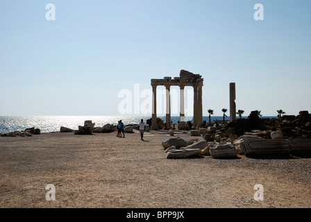 Les touristes dans les ruines du temple d'Apollon, Side, Antalya, Turquie Banque D'Images