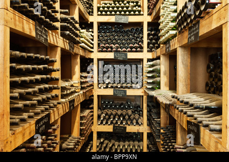 Bouteilles vintage empilés dans Adega Cooperativa de Borba cave à vin, Alentejo, Portugal Banque D'Images