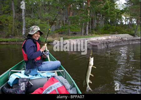 Zizza Gordon avec un grand brochet, Esox lucius, pris dans le lac Vansjø en Østfold, Norvège. Banque D'Images